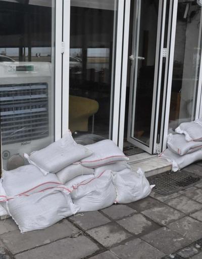 İzmirli işletmecilerden fırtınaya karşı kum torbalı önlem