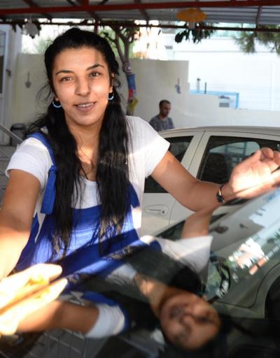 Kadın milletvekili, kadınların işletmesinde, kadın müşterinin arabasını yıkadı