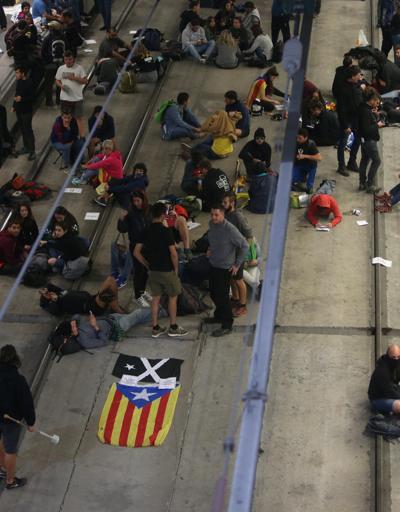 Katalonyada göstericiler yolları kapadı