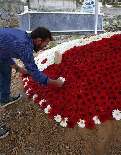 Şehidin mezarına karanfillerden Türk bayrağı yaptılar