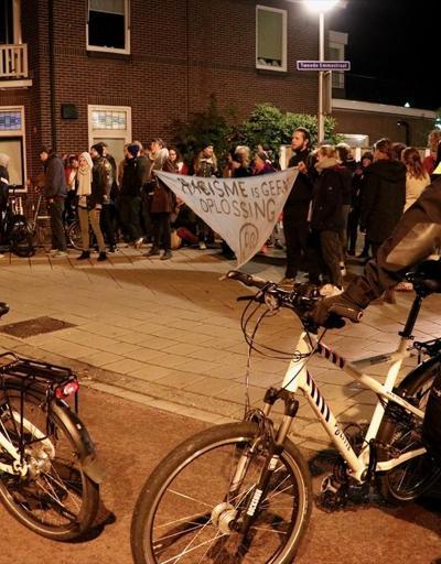Hollandada İslam ve göçmen karşıtlarından cami önünde gösteri