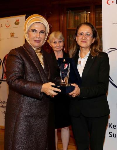 Emine Erdoğan’dan Türk, Macar ve Kenyalı doktorlara plaket