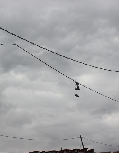 İstanbulda tellerde esrarengiz ayakkabılar