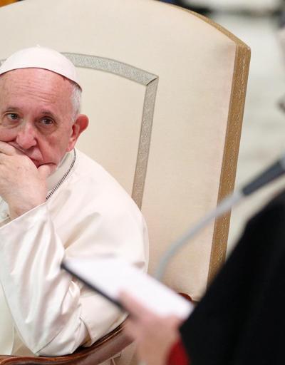 Papa, çocuk istismarcısı iki din adamını papazlıktan çıkardı