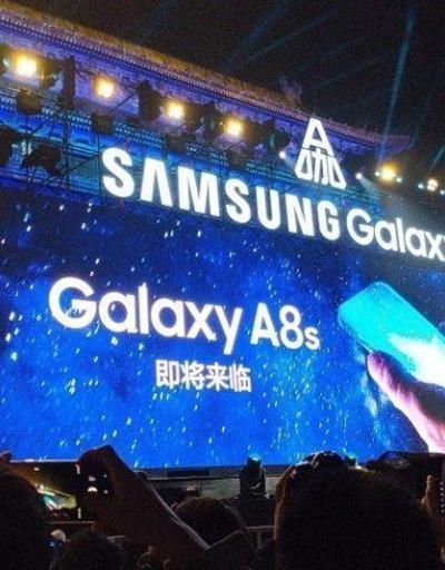Çentiksiz, delikli Galaxy A8s geliyor