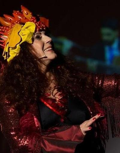 Derya Alaboranın şarkılarla renklendirdiği Efsane Kadın 8 Kasımda Baba Sahnede