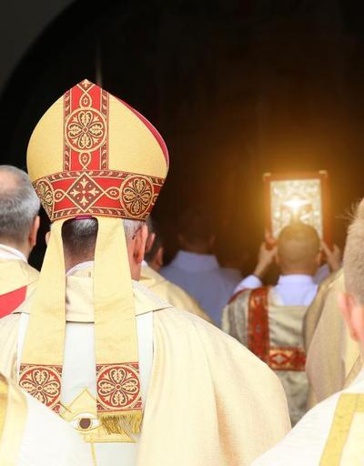 Cinsel tacizle suçlanan piskopos görevinden alındı
