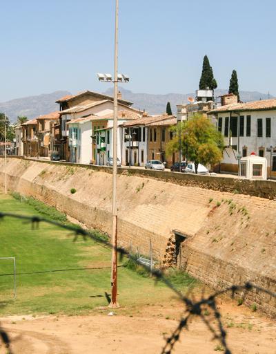 Kıbrısta sınır kapıları 8 yıl sonra açıldı
