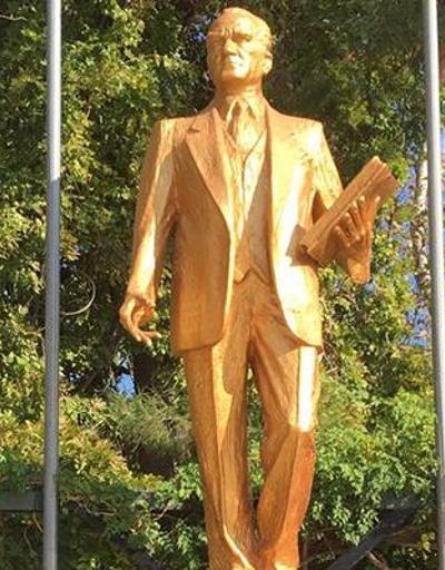 Atatürk heykelini hedef aldılar