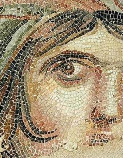 Çingene Kızı mozaiği parçaları Türk yetkililer tarafından teslim alındı