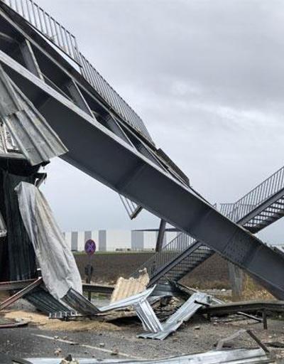 Üst geçit yıkıldı: Edirne-İstanbul yolu trafiğe kapandı