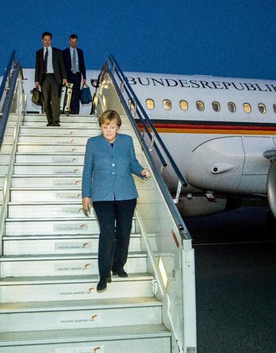 G20ye katılmak için yola çıkmıştı... Merkelin uçağı acil iniş yaptı