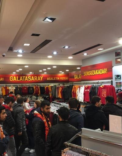Açık antrenmanı izlemek isteyen Galatasaray taraftarları harekete geçti