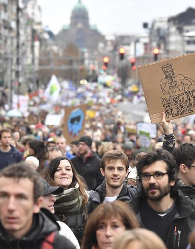 Belçikada on binlerce kişi iklim değişikliğine karşı yürüdü