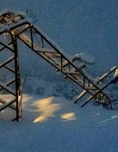 Antalya Saklıkentteki yoğun kar yağışı elektrik direklerini devirdi