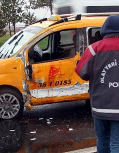 Çarşı izninde taksi çalan 2 er, polisten kaçarken kaza yaptı, yaralandı