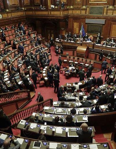 İtalyada cinsel ilişki skandalı Meclis tuvaletinde yakalandılar