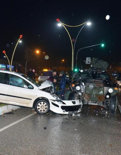 Tuncelide polis aracıyla 2 otomobil çarpıştı