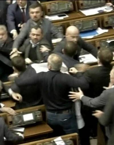 Ukrayna Parlamentosunda yumruklar konuştu