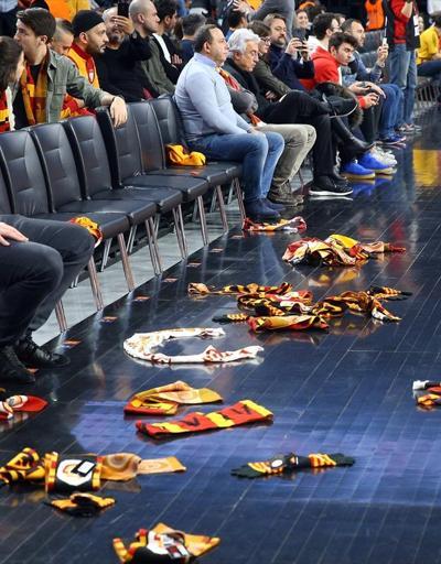 Galatasaray taraftarları sahaya bere ve atkı yağdırdı