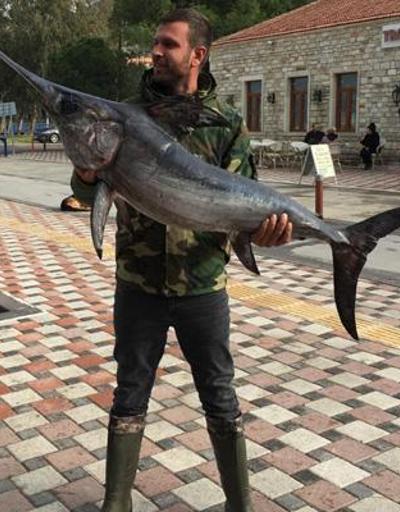 İzmir Yeni Foçada oltayla 42 kiloluk kılıç balığı yakaladılar