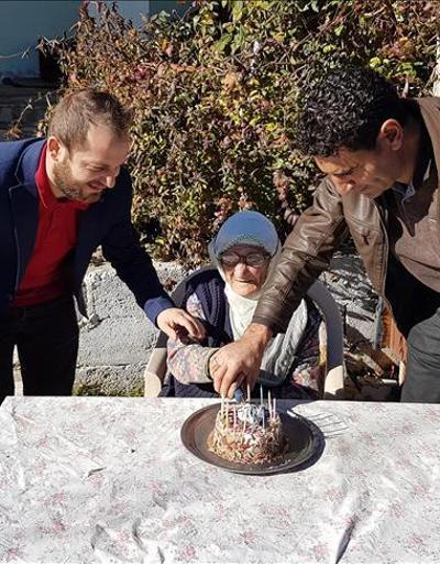 102 yaşında ilk kez doğum gününü kutladı