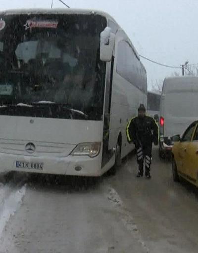 Uludağ yolunda araçlar kar nedeniyle yolda kaldı