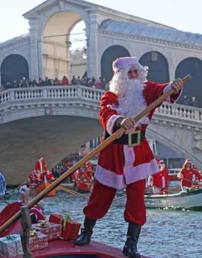 Venedik kanallarında gondolcuların Noel Baba gösterisi