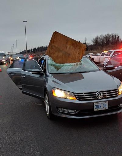 Otobanda seyreden otomobilin camına levha düştü
