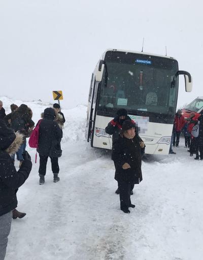 İzmirde kara saplanan tur otobüsündeki 46 kişi kurtarıldı