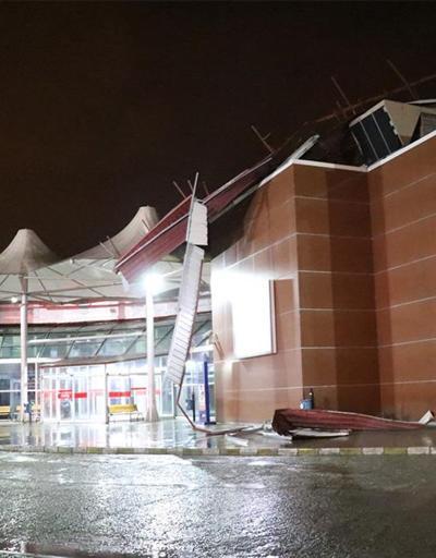 Fırtına terminalin çatısını uçurdu