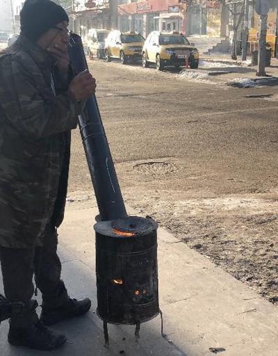 Kars eksi 26yı gördü: Vatandaş caddeye soba kurup yaktı