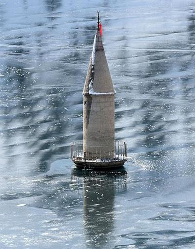 Buz yüzeydeki minare ilgi çekti