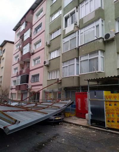 İzmirde fırtına hayatı olumsuz etkiledi
