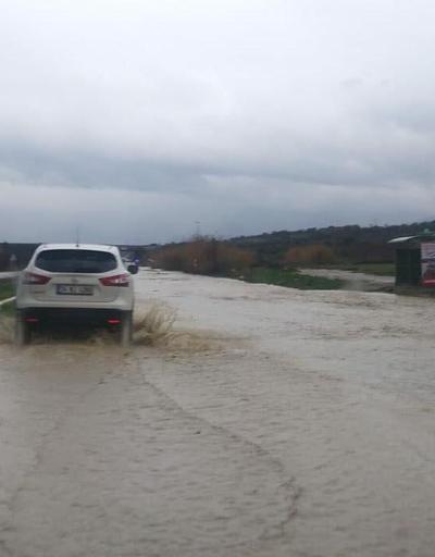 Yağmur suları nedeniyle kara yolu kapandı