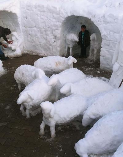 Buzdan keçi ve koyun sürüsü yaptı
