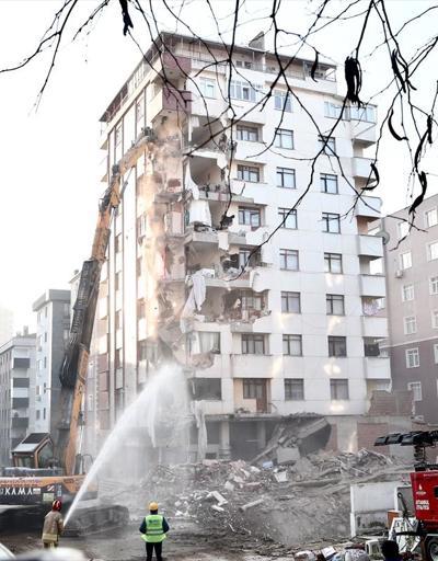 Kartalda riskli binanın yıkımı sürüyor