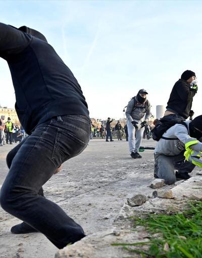 Fransada sarı yelekliler gösterilerin 14üncü haftasında sokaklarda