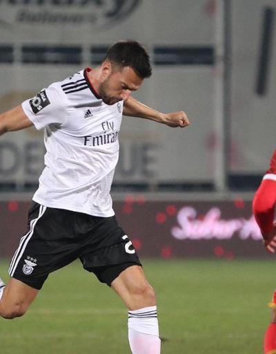 Benfica 10 kişi kaldığı maçta fark attı