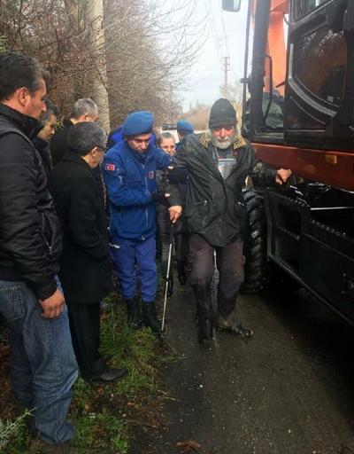 İzmirde şiddetli yağmur; yaşlı adamı jandarma kurtardı