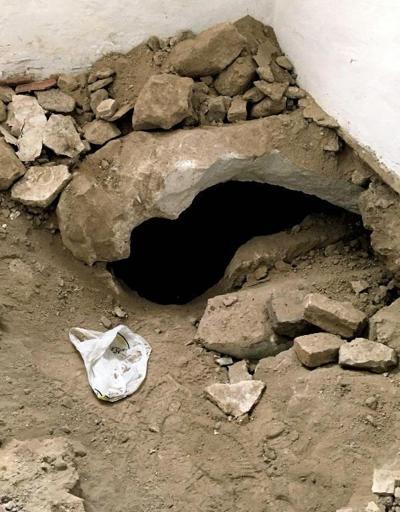 Evi kiralayıp, kaçak kazı yaptılar; Roma dönemi kaya mezarı tahrip ettiler