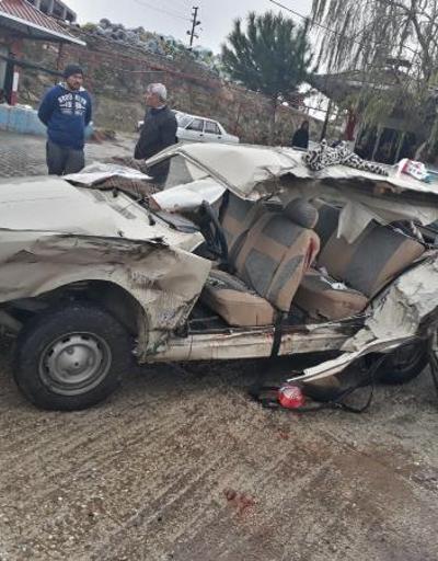 Manisada TIR ile otomobil çarpıştı: 1 ölü, 6 yaralı