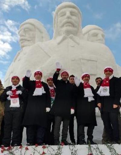 Şehit Mehmetçiklerin kardan heykellerinin açılışına Bakan Kasapoğlu katıldı