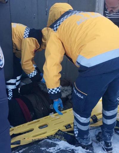 Denizlide işçi servisi buzlanan yolda devrildi: 12 yaralı