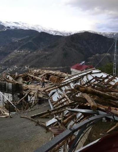 Trabzonda fırtınada çatılar uçtu, ahırın duvarı yıkıldı