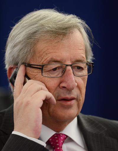 AB Komisyonu Başkanı Juncker kürsüde eşiyle konuştu