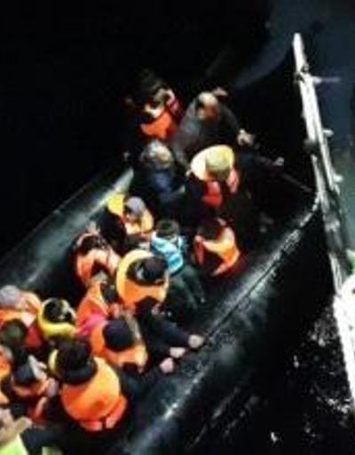 Gökçeadada sürüklenen ve su alan lastik bot içinde 47 kaçak yakalandı