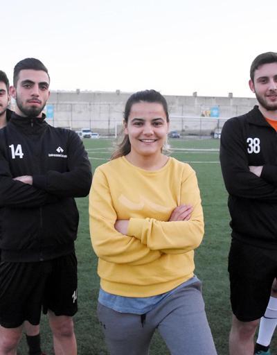 İzmirde erkek futbol takımını kadın antrenör çalıştırıyor