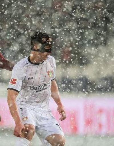 Yoğun kar yağışı altında 5 gollü maç