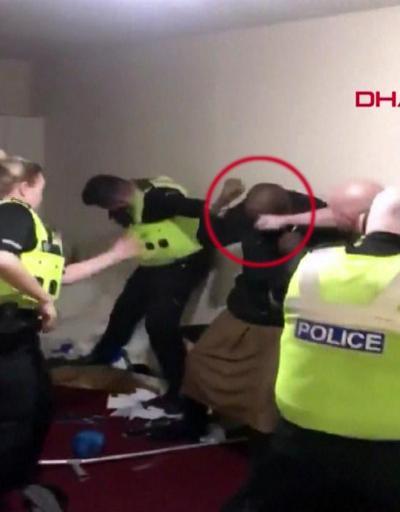 İngiliz polisi siyahi genci sprey kutusu ile darp etti